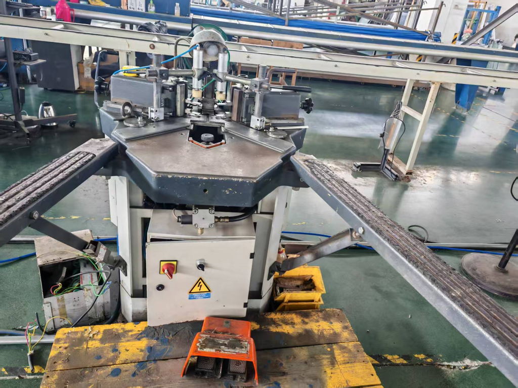 C251012-Elumatec EP124